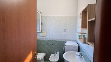 Doccia, asciugacapelli, bidet, carta igienica