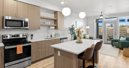 1 MIN Walk TRAX! with Free Parking at The Green Suite