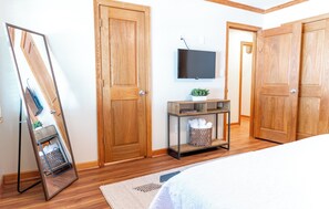 2 bedrooms, iron/ironing board, internet, bed sheets