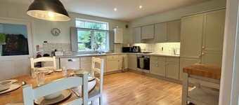 Seaside Bliss – Ground Floor 2-Bed Apartment with Stunning Sea Views