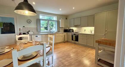 Seaside Bliss – Ground Floor 2-Bed Apartment with Stunning Sea Views