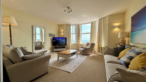 Seaside Bliss – Ground Floor 2-Bed Apartment with Stunning Sea Views