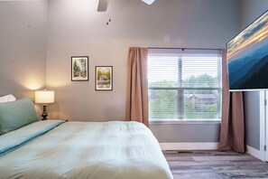 2 bedrooms, iron/ironing board, WiFi, bed sheets