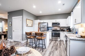 Private kitchen - Quiet Retreat on The Glades, Private Spa Hot Tub, 2BD/2.5BA, Sleeps 6 (Gatlinburg)