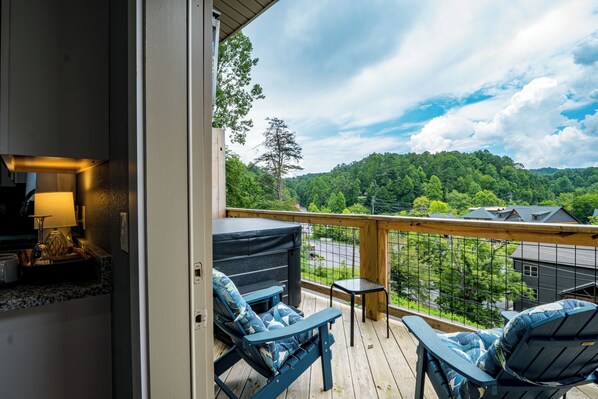 Property grounds - Quiet Retreat on The Glades, Private Spa Hot Tub, 2BD/2.5BA, Sleeps 6 (Gatlinburg)