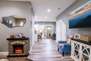 Fireplace - Quiet Retreat on The Glades, Private Spa Hot Tub, 2BD/2.5BA, Sleeps 6 (Gatlinburg)