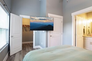 2 bedrooms, iron/ironing board, WiFi, bed sheets - Quiet Retreat on The Glades, Private Spa Hot Tub, 2BD/2.5BA, Sleeps 6 (Gatlinburg)