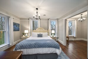 5 bedrooms, iron/ironing board, WiFi, bed sheets