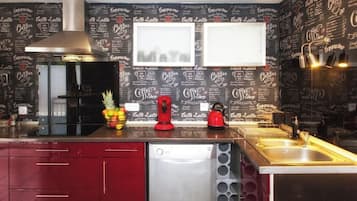 Réfrigérateur, micro-ondes, four, plaque de cuisson