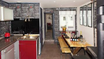 Réfrigérateur, micro-ondes, four, plaque de cuisson