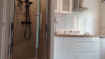 Shower, hair dryer, towels