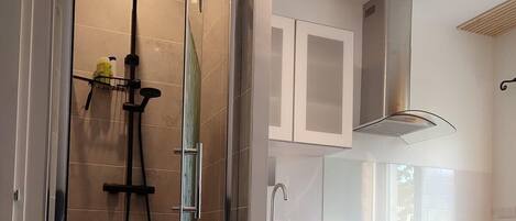 Douche, séchoir à cheveux, serviettes fournies