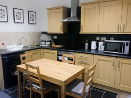 冰箱、微波炉、厨具/餐具