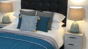 Escriptori, espai de treball apte per a portàtils i cortines opaques