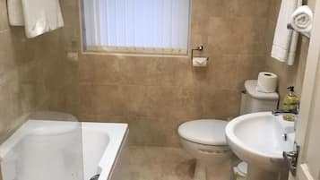 Quarto casal luxo | Banheiro | Chuveiro/banheira combinados, secador de cabelo, toalhas de banho