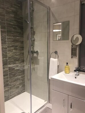 Bañera con ducha, secador de pelo, toallas, jabón