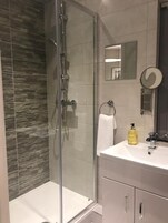 Bañera con ducha, secador de pelo, toallas, jabón