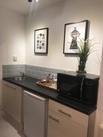 办公桌、笔记本电脑工作区、遮光窗帘、隔音