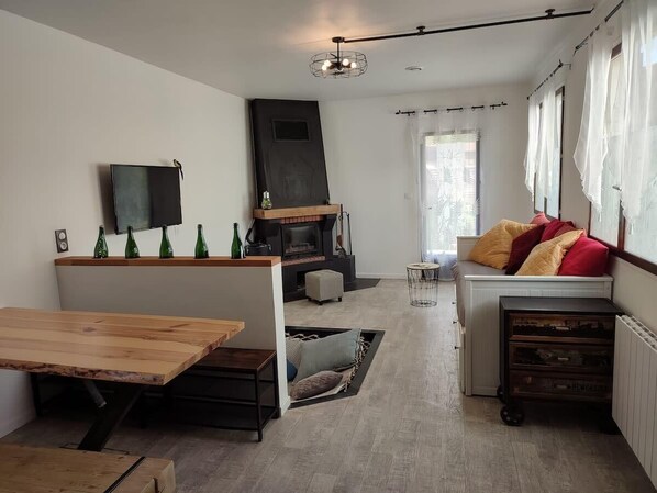 Télévision, cheminée, livres