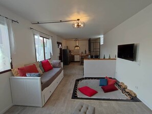 Téléviseur, foyer, livres