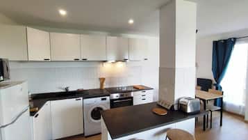 Een koelkast, een microgolfoven, een oven, een kookplaat