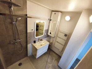 Dusche, Haartrockner, Handtücher