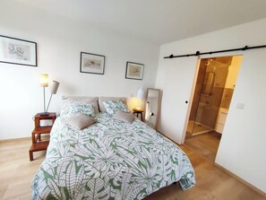 1 bedroom, iron/ironing board, WiFi, bed sheets - Night in the Heart of Torcy (Torcy)