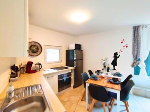 Kühlschrank, Mikrowelle, Ofen, Herdplatte