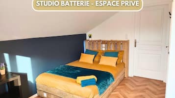 Iron/ironing board, travel crib, WiFi, bed sheets