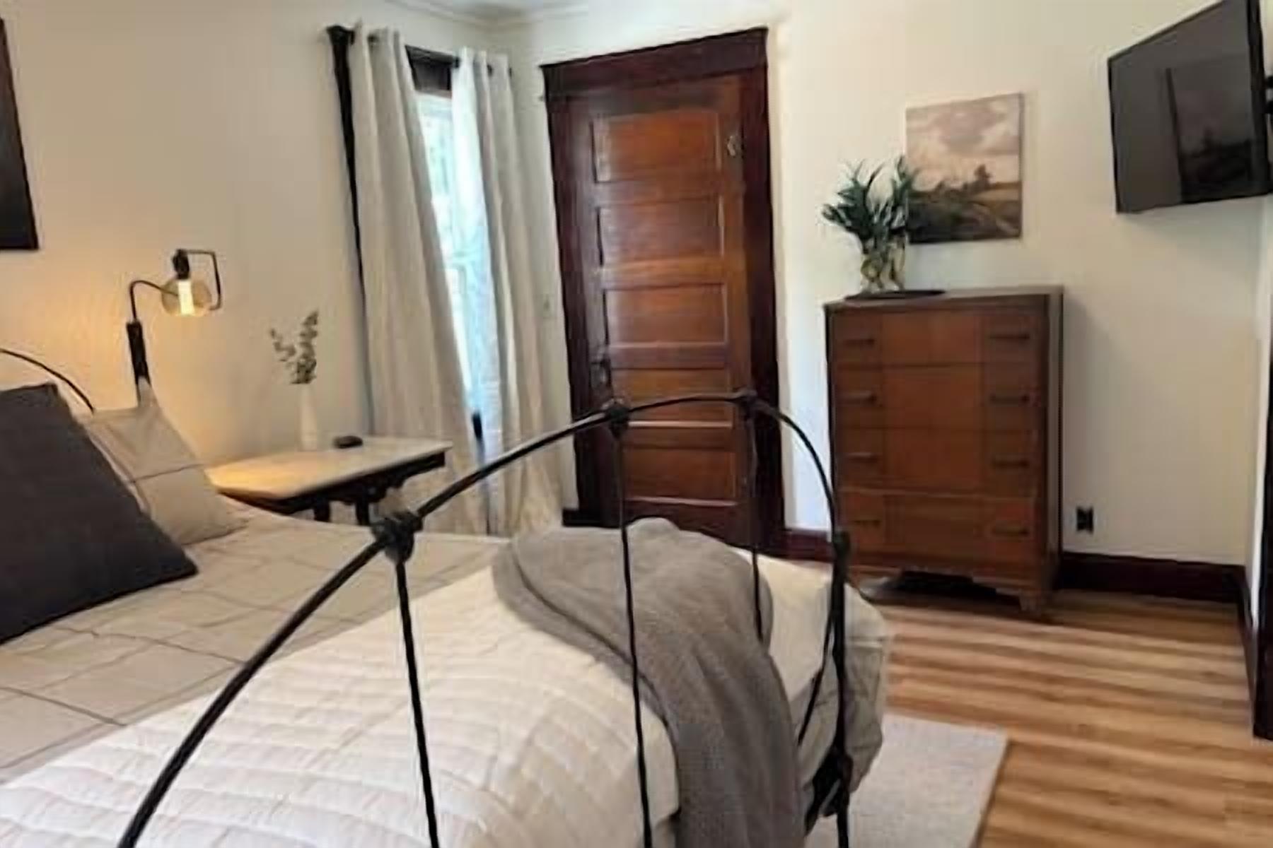 2 多间卧室、熨斗/熨衣板、免费 WiFi、床单