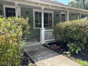 Property grounds - The Sage | Whimsical Cottage Near IU, Downtown | 2 BR ·1 Bath ·Sleeps 5 (Bloomington)