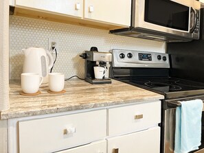 Mikrovågsugn, ugn, spishäll och diskmaskin