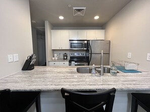 Micro-ondes, four, plaque de cuisson, lave-vaisselle