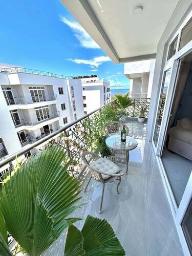 Aqua Palm Home-Unwind at this stunning  coastal apartment.