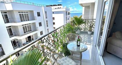 Aqua Palm Home-Unwind at this stunning coastal apartment.