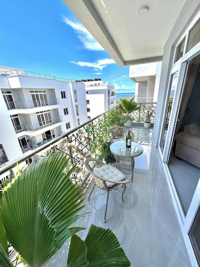 Aqua Palm Home-Unwind at this stunning coastal apartment.