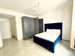 3 habitaciones, tabla de planchar con plancha, wifi y ropa de cama