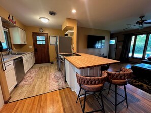 Fridge, microwave, oven, stovetop - Toledo Blue House-Spacious 5 bedroom, 2 living rooms & large outside area (Duluth)