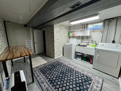 Toledo Blue House-Spacious 5 bedroom, 2 living rooms & large outside area