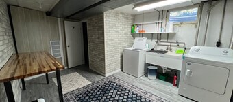 Toledo Blue House-Spacious 5 bedroom, 2 living rooms & large outside area