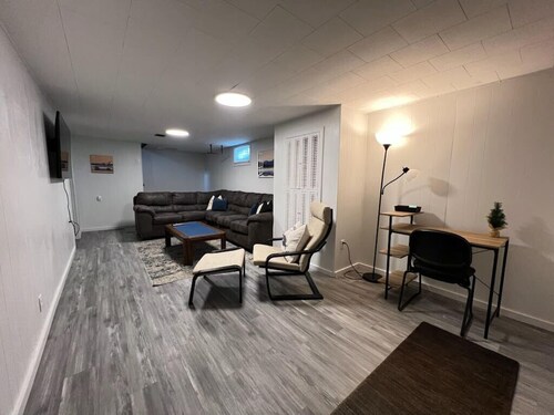 Toledo Blue House-Spacious 5 bedroom, 2 living rooms & large outside area