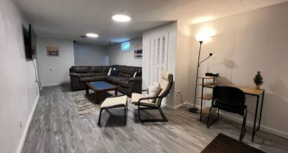 Toledo Blue House-Spacious 5 bedroom, 2 living rooms & large outside area