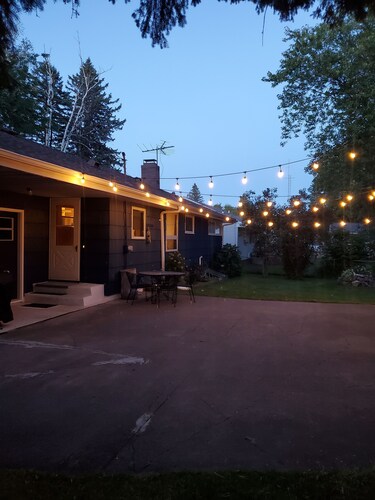 Toledo Blue House-Spacious 5 bedroom, 2 living rooms & large outside area.