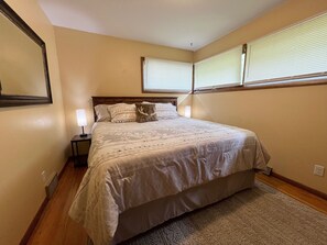 5 bedrooms, iron/ironing board, WiFi, bed sheets