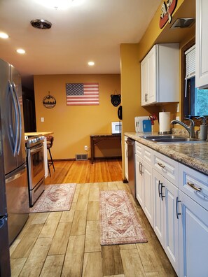 Jääkaappi, mikroaaltouuni, uuni, liesi