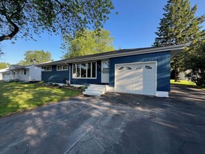 Exterior - Toledo Blue House-Spacious 5 bedroom, 2 living rooms & large outside area (Duluth)