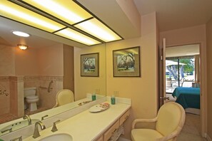 Shower, hair dryer, towels, soap - Rancho Las Palmas CC - Lovely 2 Bedroom / 2 Bath on Golf Course in Rancho Mirage (Rancho Mirage)