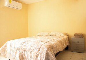 3 habitaciones, tabla de planchar con plancha, wifi y ropa de cama