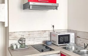 Geladeira, micro-ondas, cooktop, cafeteira/chaleira