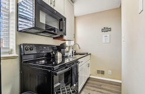 Microwave, oven, stovetop - Camden's Little Charm-Walking Distance Stadium & Convention, University of MD (Baltimore)
